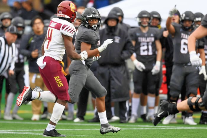 Tualatin.Central-Catholic.6A-football-final.Leon-Neuschwander.9